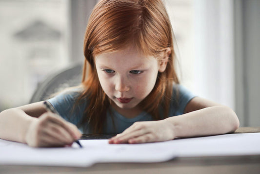 Pourquoi l’Écriture Cursive Favorise-t-elle la Motricité Fine des Enfants ? Découvrez ses Bienfaits